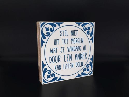 Tekstblok stel niet uit tot morgen wit (delfts blauw), Huis en Inrichting, Woonaccessoires | Wanddecoraties, Nieuw, Ophalen of Verzenden
