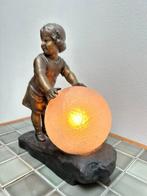 Beeldje - Bronzen beeld van een meisje met een lichtgevende, Antiek en Kunst