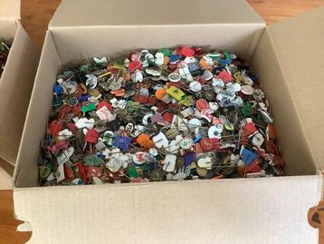 Themacollectie - 10.000 Speldjes uit de periode 1960-1970 beschikbaar voor biedingen
