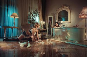 Mistress With Maid – Luxe Kunstwerk op Plexiglas beschikbaar voor biedingen