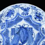 Bord - Coupe en porcelaine à décor bleu et blanc dobjets