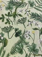 Exclusieve stof met wilde bloemenmotief en een groene