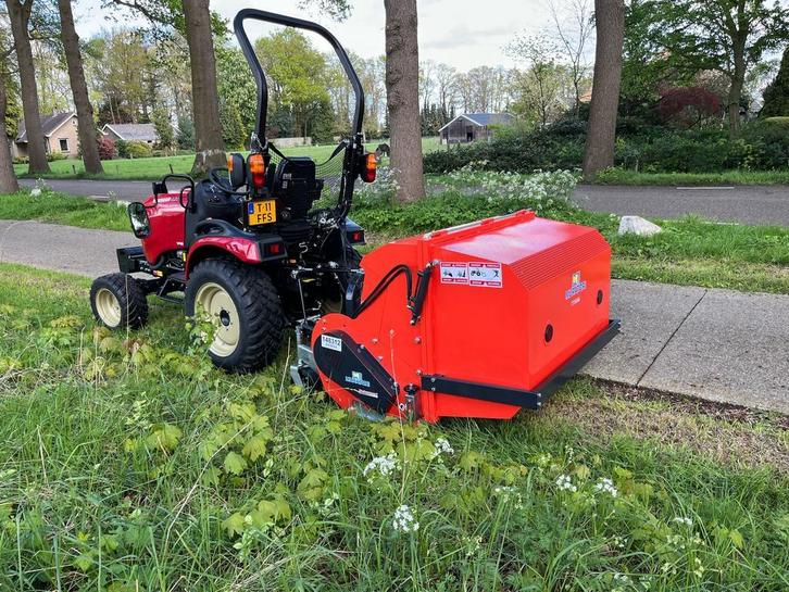 Blad zuigen met de Muratori klepelmaaiers met opvangbak, Zakelijke goederen, Agrarisch | Werktuigen, Akkerbouw, Bollenteelt, Boomteelt