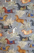 Luxe Oosterse stof met rennende paarden - 600x140cm - grijs, Antiek en Kunst