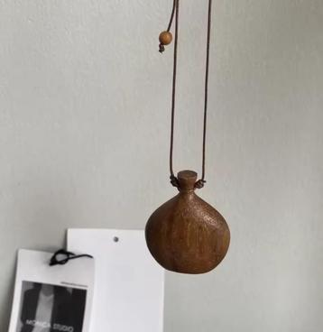 Vintage hals ketting van hout - lange ketting met fles vorm beschikbaar voor biedingen
