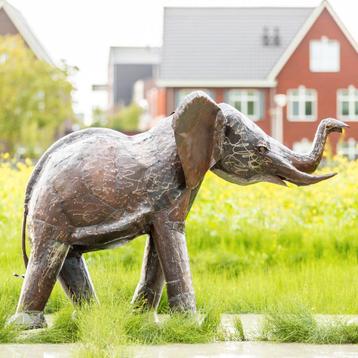 Bieden - grote olifant van metaal beschikbaar voor biedingen