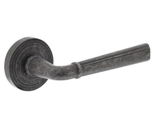 Intersteel Deurkruk / Deurklink Bellevue op rozet oud grijs, Doe-het-zelf en Verbouw, Hang- en Sluitwerk, Nieuw, Ophalen of Verzenden