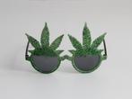 Zonnebril Groene Blaadjes Glitter Groen Montuur Glitters Zwa, Ophalen of Verzenden, Nieuw, Feestartikel, Carnaval