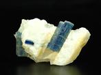 Nieuwe vondst - Fluorescerende Kyaniet Kristal op matrix -