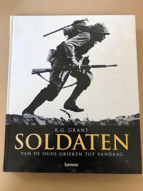 Soldaten in de loop der Eeuwen - o.a. Uniformen en Wapens, Verzamelen, Militaria | Algemeen, Boek of Tijdschrift, Ophalen of Verzenden