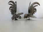 Pareja de esculturas japonesas de gallos en combate – metal, Antiek en Kunst