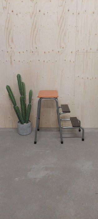 Keukentrapje - Chroom - Oranje/bruin keukentrapje, Antiek en Kunst, Curiosa en Brocante