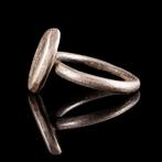 Byzantijns Zilveren ring met een monogram (Zonder, Antiek en Kunst