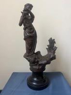 Beeldje - Klassiek figuur met vogel in weide - 51 cm -