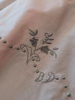 Roze babyuitzetlakentje met borduursel - Laken - 230 cm -, Antiek en Kunst, Antiek | Kleden en Textiel