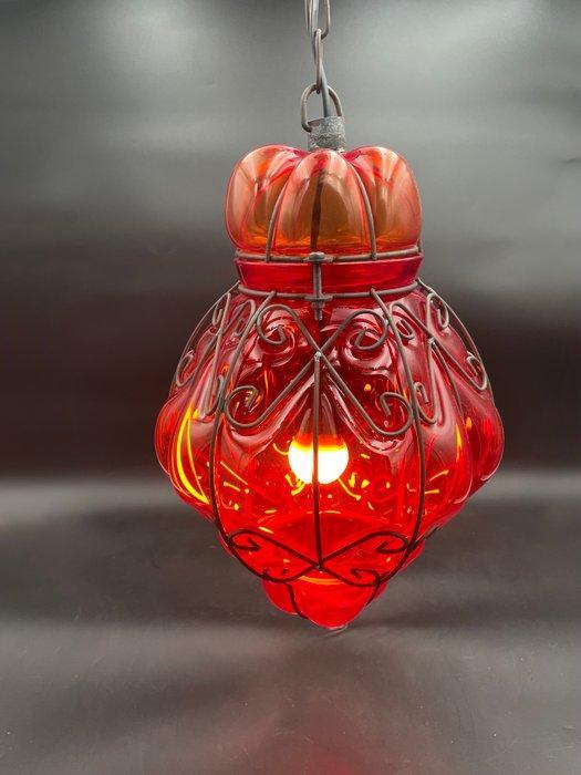 Plafondlamp - Ruby Red Blown Glass en smeedijzeren hanglamp, Antiek en Kunst, Curiosa en Brocante