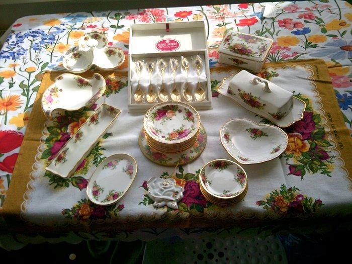 Royal Albert - Tafelservies (27) - English Country roses -, Antiek en Kunst, Antiek | Meubels | Tafels