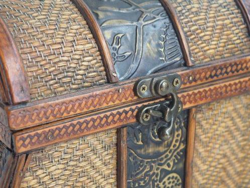 Antique chest with oriental motifs - Kist - Rattan, Madeira, Antiek en Kunst, Kunst | Designobjecten