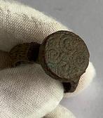 Item 092. Islamitisch Brons Ring - Middeleeuwen 10e–14e eeuw