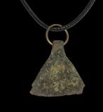 Viking periode Bronzen amulet in de vorm van een bijl.