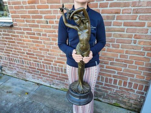 Beeld, XL Bronze Lady with Grapes - 84 cm - Brons, Marmer, Antiek en Kunst, Curiosa en Brocante