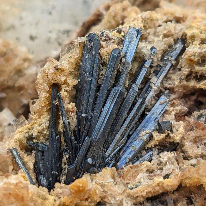 STIBNITE bedekt met BARITE met GEESTEN van REALGAR, Verzamelen, Mineralen en Fossielen