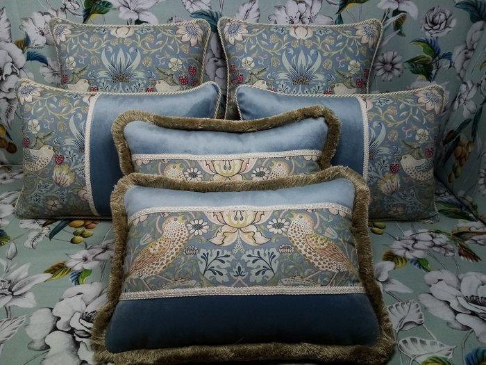 Een set van zes kussens met Morris & Co stof, vulling, Antiek en Kunst, Curiosa en Brocante