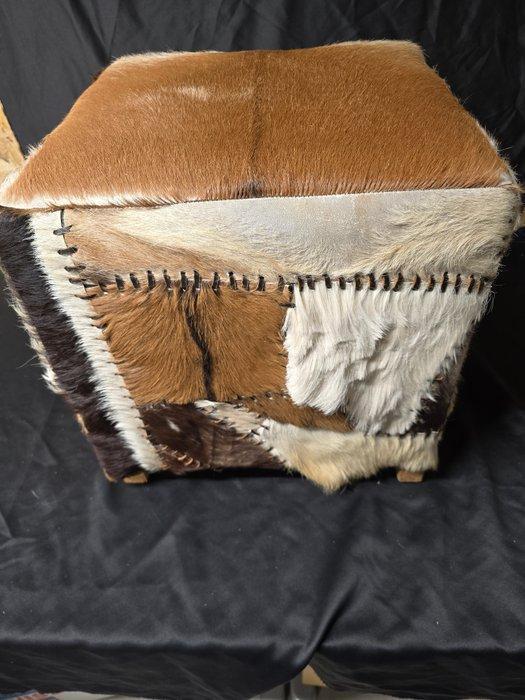handgemaakt - eigen ontwerp - Poef - poef - Koe vacht -, Antiek en Kunst, Curiosa en Brocante