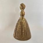 België. Tafelbel (1) Dame in jurk met slangenmotief ca.