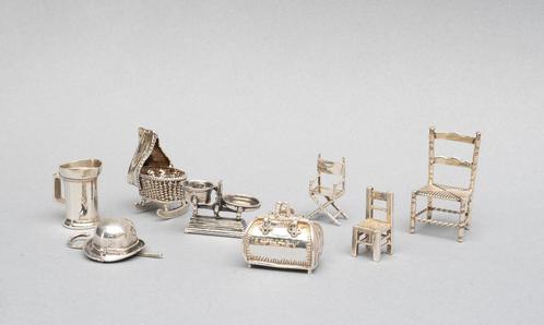 Zeven zilveren miniaturen van meubilair/gebruiksvoorwerpen, Antiek en Kunst, Antiek | Goud en Zilver