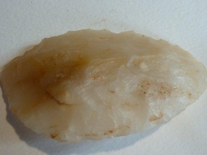 Paleolithisch Vuursteen schraper in melkachtig quartz - 10, Antiek en Kunst, Antiek | Overige Antiek