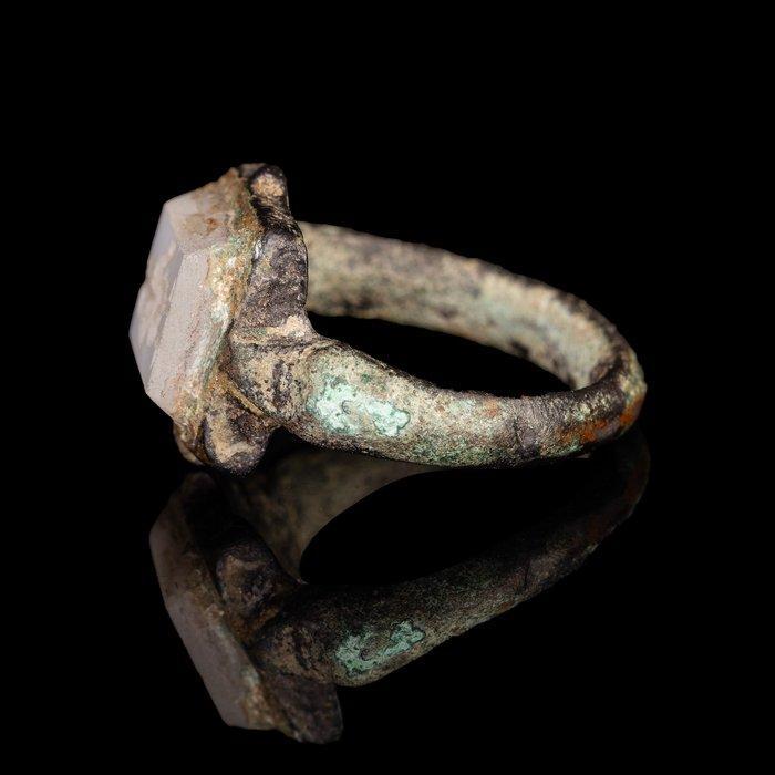 Byzantijns Vingerring met rechthoekige chalcedoon intaglio, Antiek en Kunst, Antiek | Overige Antiek