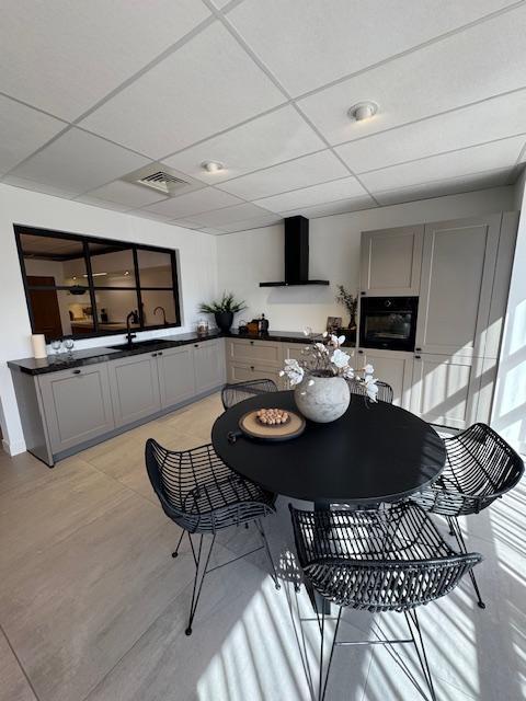 Mooie toch wel landelijke opstelling, Huis en Inrichting, Keuken | Complete keukens, Composiet, Grijs, Nieuw, Hoekkeuken, Ophalen