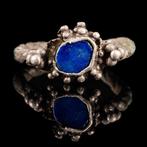 Oud Zilveren ring met blauwe glazen inleg en decoratieve, Antiek en Kunst