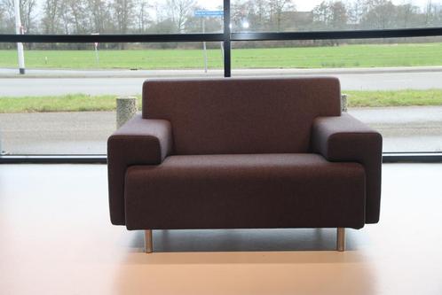 Havee Cloak loveseat model Sand in stof Kvadrat, 128cm breed, Huis en Inrichting, Banken | Bankstellen, Nieuw, Stof, Ophalen of Verzenden