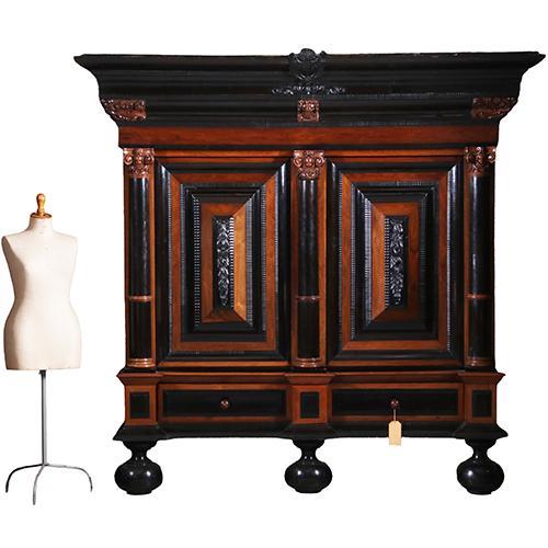 Reusachtige Hollandse kolomkast ca 1700 unieke kwaliteit met, Antiek en Kunst, Antiek | Meubels | Kasten, Ophalen of Verzenden