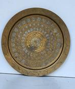 artisan Important plateau oriental en laiton ciselé à décor, Antiek en Kunst