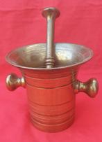 Vijzel en stamper (2) - Ouder grote messing vijzel, 18e