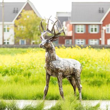 metalen hert beschikbaar voor biedingen