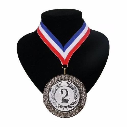 Nummer 2 medaille rood wit blauw - Medailles, Hobby en Vrije tijd, Feestartikelen, Ophalen of Verzenden
