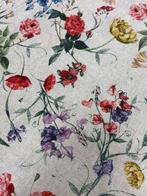 Elegante en delicate stof met wilde bloemenmotief in dubbele