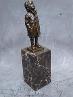 Nick - sculptuur, Jongetje in regenjas - 28 cm - Brons, Antiek en Kunst, Curiosa en Brocante
