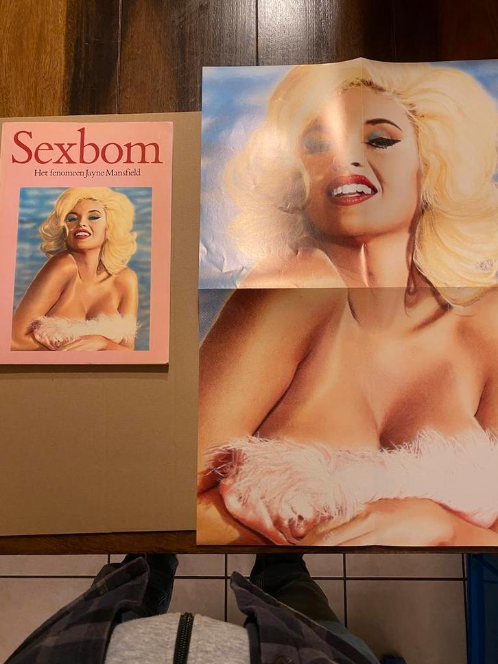Sexbom Jayne Mansfield + grote poster - erotiek, Verzamelen, Film en Tv, Film, Gebruikt, Ophalen of Verzenden