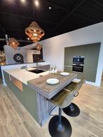 Nolte Showroom Keuken Olijf groen/grafiet eiken incl. Appara, Nieuw, Composiet, Groen, Met kookeiland