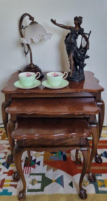 Set bijzettafels (3) - Queen Anne-stijl - Knoesthout,, Antiek en Kunst, Curiosa en Brocante