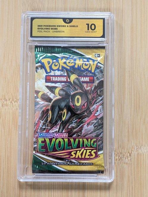 Pokémon - 1 Booster pack - GRADE 10 - Evolving Skies, Hobby en Vrije tijd, Verzamelkaartspellen | Pokémon