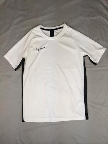 Nike white athletic shirt beschikbaar voor biedingen