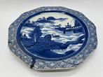 Oud Imari aardewerk blauw en wit rond bord, landschap -