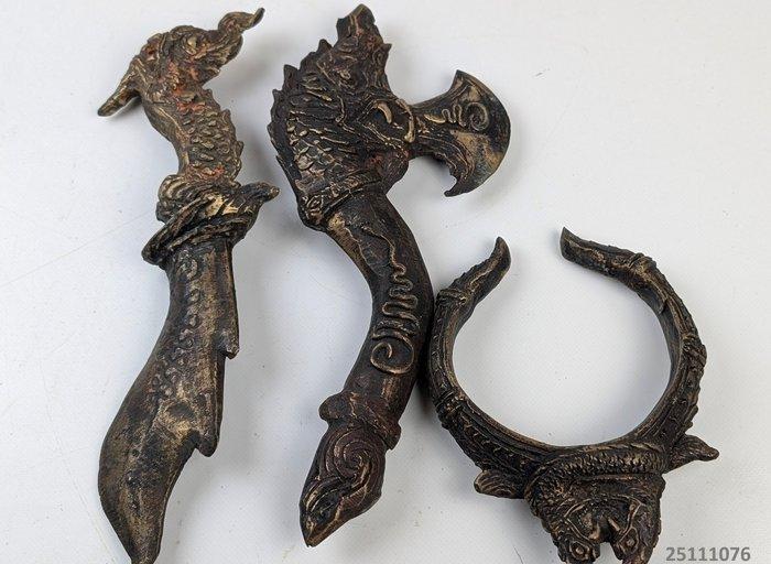 Religeuse wapens Bijl , Dolk en armband - khmer - Cambodja, Antiek en Kunst, Kunst | Niet-Westerse kunst