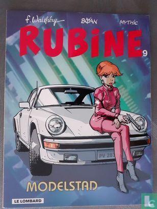 Rubine - Modelstad - 2004, Boeken, Stripboeken, Zo goed als nieuw, Eén stripboek, Verzenden